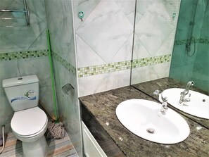 Studio | Bathroom | Shower, towels