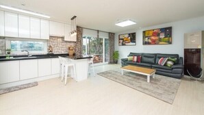 Ddeul House | Living area | Flat-screen TV - Jeju Courtyard Pension (Seogwipo)