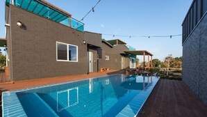 Seasonal outdoor pool - Jeju Courtyard Pension (Seogwipo)
