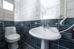 Ahn Room | Bathroom - Jeju Courtyard Pension (Seogwipo)