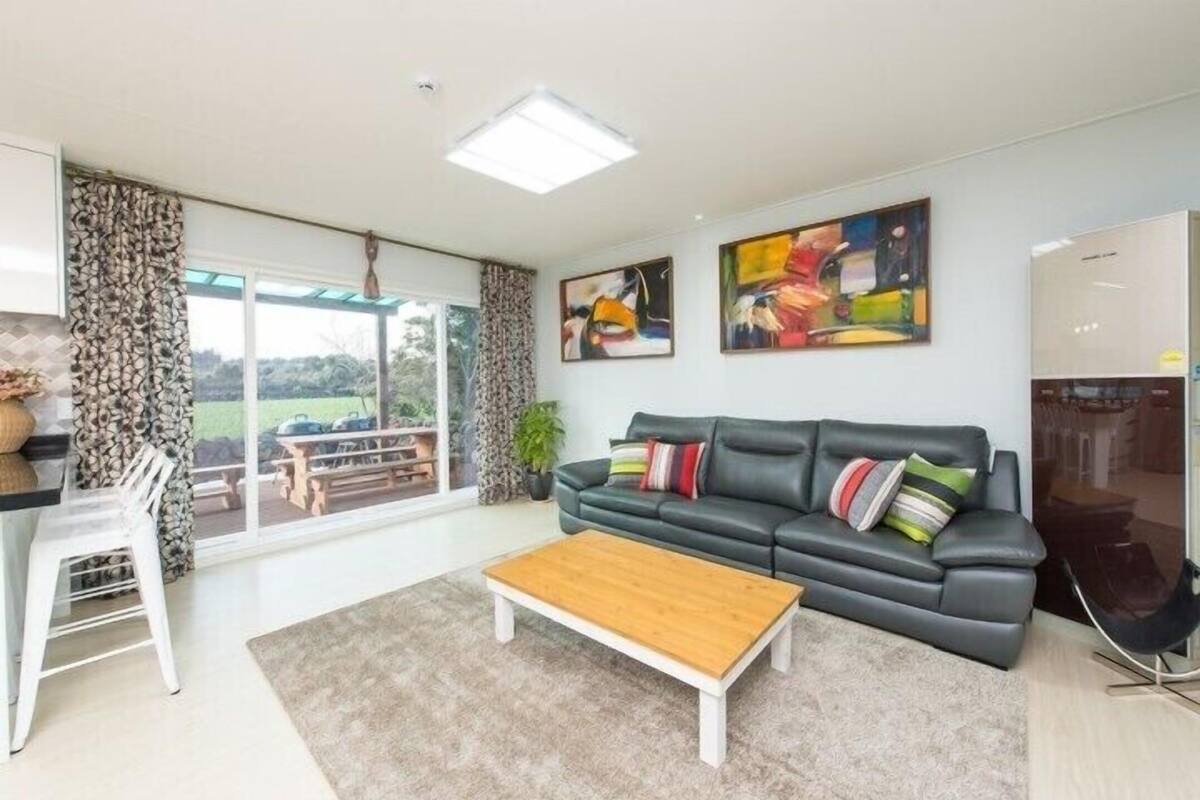Ddeul House | Living area | Flat-screen TV
