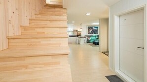 Ahn Room | Living area | Flat-screen TV - Jeju Courtyard Pension (Seogwipo)