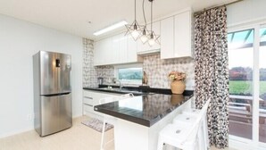 Ddeul House | Private kitchenette | Full-sized fridge, microwave, stovetop, electric kettle - Jeju Courtyard Pension (Seogwipo)