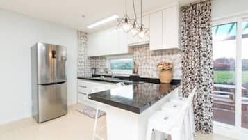 Ddeul House | Private kitchenette | Full-size fridge, microwave, stovetop, electric kettle