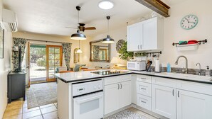 Private kitchen - Vibrant 'Casa Paloma' w/ Patio - Near Vineyards! (Patagonia)