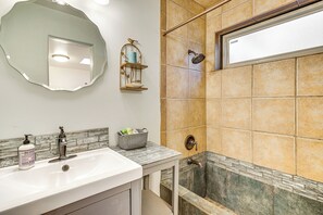 Articles de toilette gratuits, sèche-cheveux, serviettes fournies