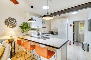 Refrigerador, microondas, parrilla de estufa y cafetera y tetera 