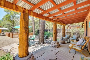 Terrace/patio - Casita Colibri: Lovely, Romantic Patagonia Retreat (Patagonia)