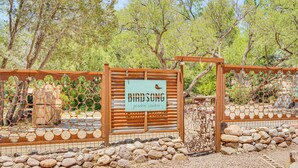 Una verja de madera con un letrero que dice 'Birdsong garden casas'.