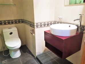 Estudio | Baño | Ducha y toallas