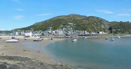 Seaview Apartment Sleeps 2 -patio -wifi -Tv