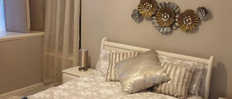 1 quarto, ferros/tábuas de passar roupa, roupa de cama