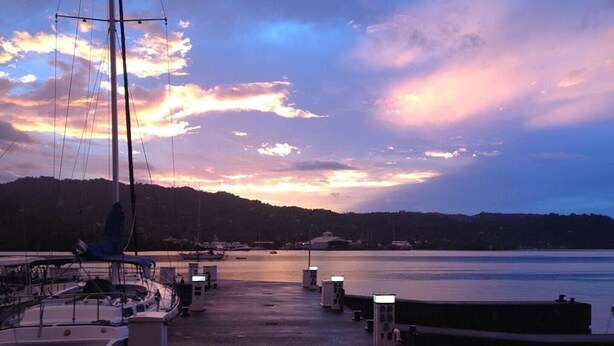 A marina with boats docked, a clear sky, and a hilly landscape in the background. - Chantal House Sleeps 8 With Garden (Windsor Castle)