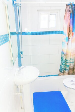 Separate tub and shower, deep soaking tub, towels - Chantal House Sleeps 8 With Garden (Windsor Castle)