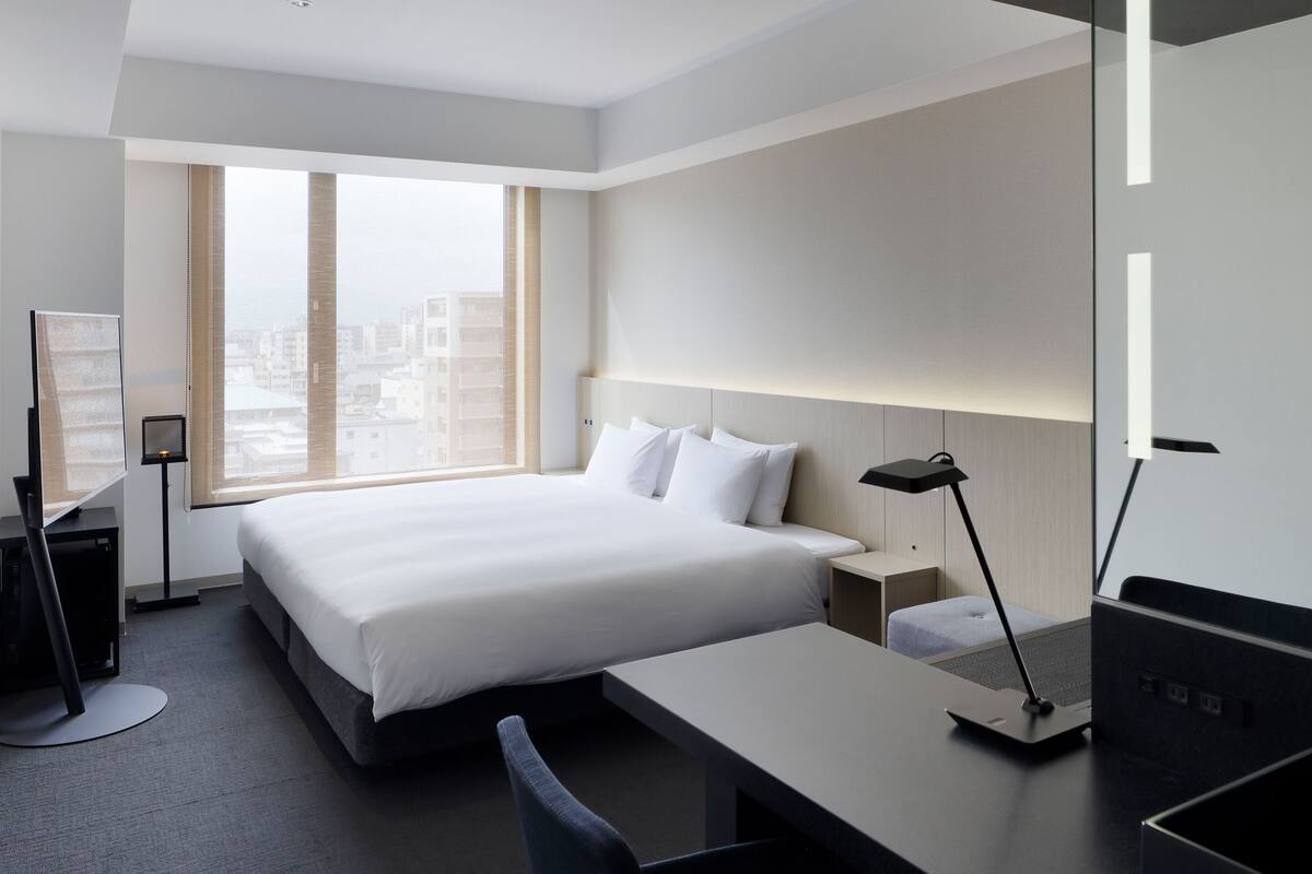 King for 1-2 guests, Non Smoking | 客房内保险箱、遮光窗帘、免费 WiFi、床单