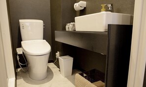 Separate tub and shower, free toiletries, hair dryer, bathrobes - Hotel Parman (Chiba)