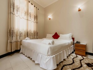 Executive cottage | Een bureau, een laptopwerkplek, geluiddichte muren