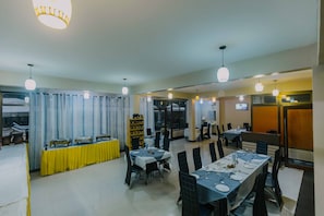 Breakfast, lunch, dinner served; local and international cuisine