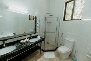 Executive Cottage | Bathroom | Free toiletries, hair dryer, slippers, towels