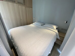 Cabin - Block 81 | Individually furnished, desk, laptop workspace, blackout curtains - Shipping Container Hotel @ One-North (Singapore)