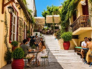 تناول الطعام بالخارج