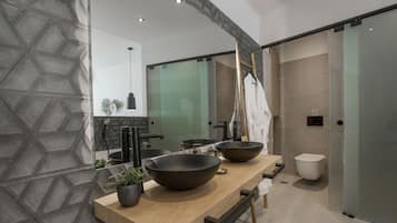 Ensemble douche/baignoire, baignoire à jets, sèche-cheveux