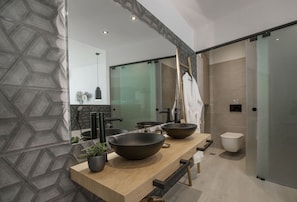 Combined shower/tub, jetted tub, hair dryer, towels