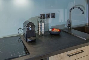 Refrigerador, microondas, parrilla de estufa y cafetera y tetera 