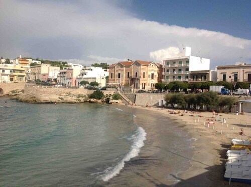 House - Sleeps 4 - Private Patio - Parking