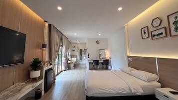 Habitación triple familiar | Caja de seguridad en la habitación, wifi gratis y ropa de cama