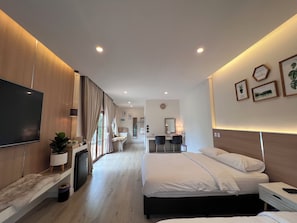 Quarto triplo família | Cofres nos quartos, Wi-Fi de cortesia, roupa de cama