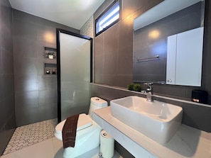 Quarto casal luxo, 1 cama King | Banheiro | Chuveiro, produtos de toalete grátis, toalhas de banho, sabonete