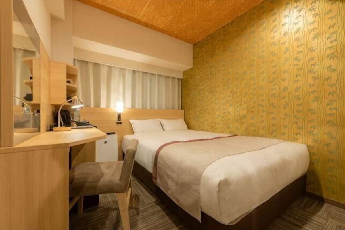 Verdunkelungsvorhänge, schallisolierte Zimmer, Bügeleisen/Bügelbrett