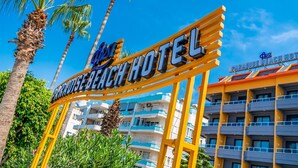 A sign for Paradise Beach Hotel with a clear view of the building's exterior. - Arsi Paradise Beach Hotel (Alanya)