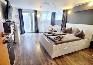 Estudio económico, 1 habitación, no fumadores | 1 dormitorio, minibar, decoración individual y escritorio