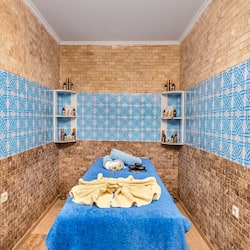 Bastu, ångbastu, kroppsbehandlingar, djupmassage och sportmassage