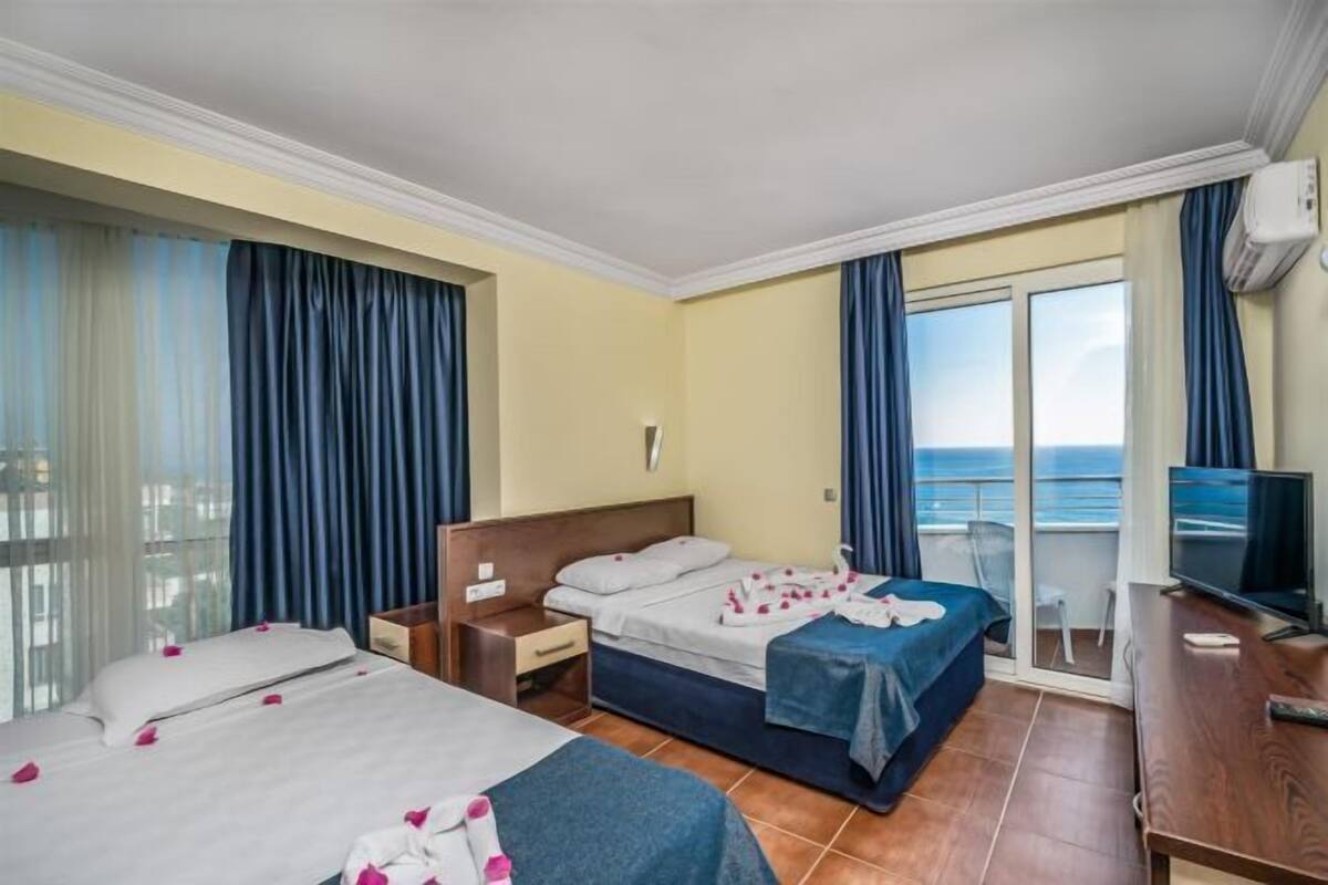 Premium bedding, minibar, soundproofing, cribs (free)