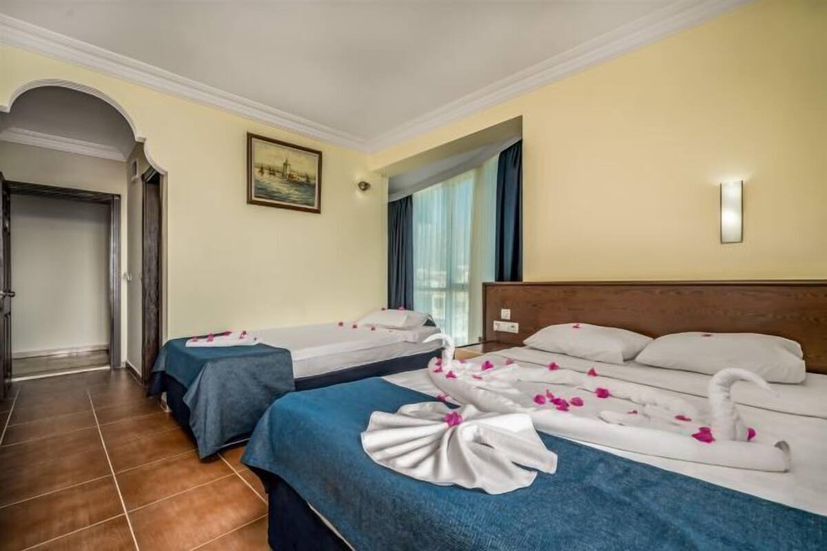 Premium bedding, minibar, soundproofing, cribs (free)