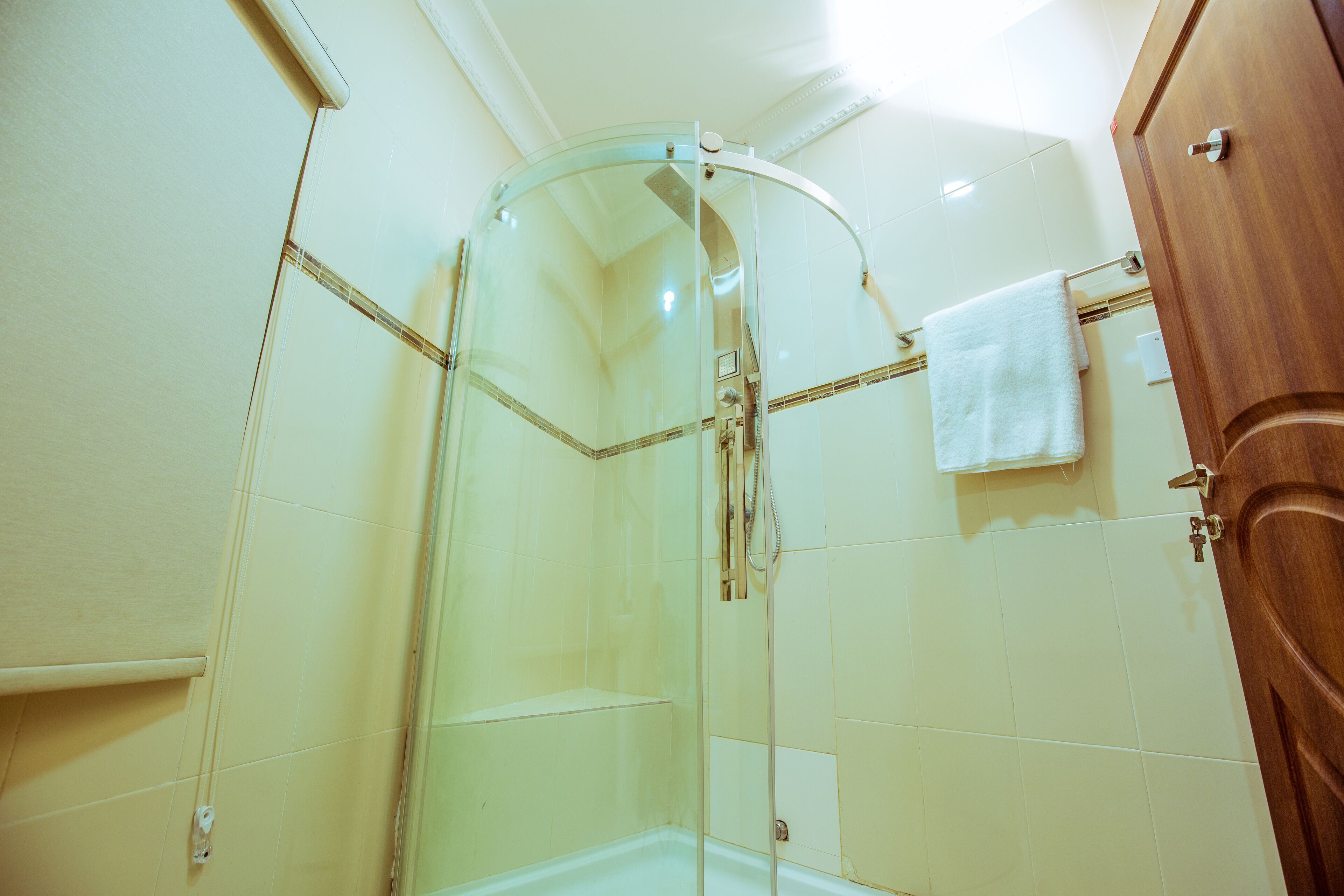 Regadera, regadera tipo lluvia, amenidades de baño gratuitas, toallas 