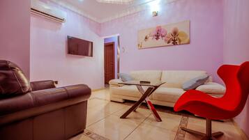 Suite (Medallion) | Living area | 32-inch LED TV with cable channels, TV