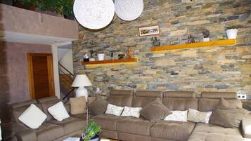 Smart TV, fireplace, DVD player, table tennis
