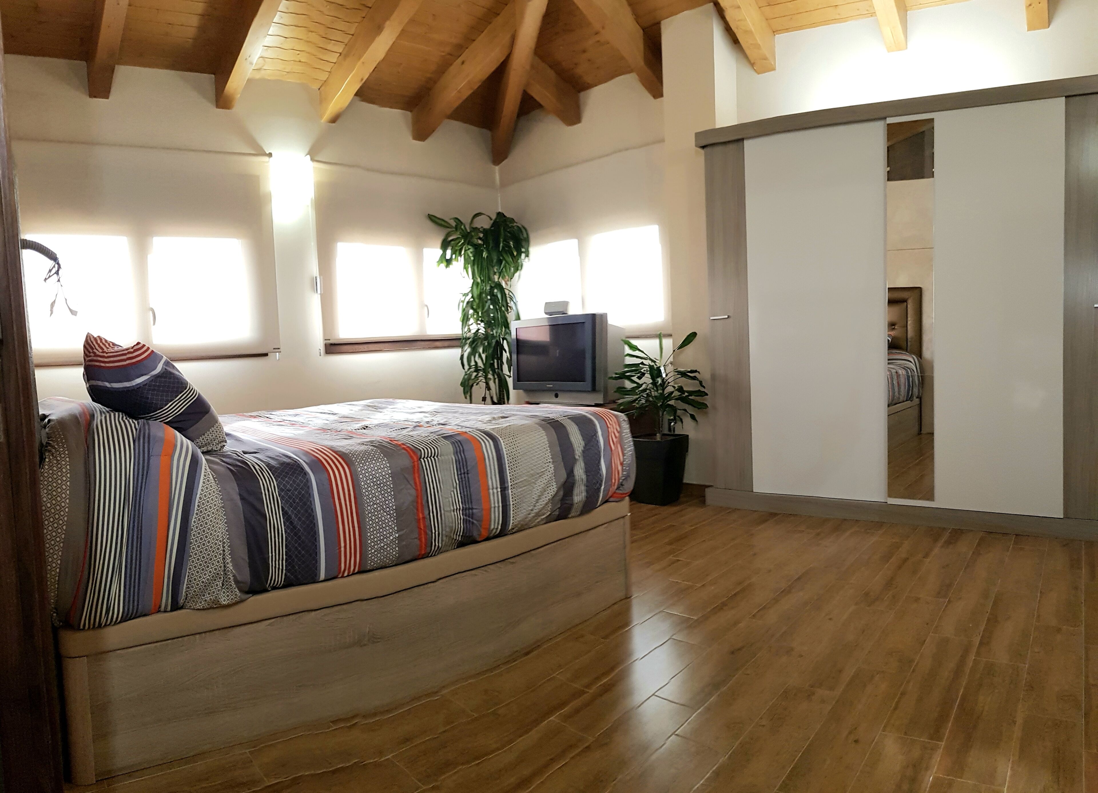 4 bedrooms, iron/ironing board, free WiFi, bed sheets