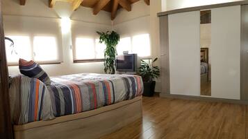 4 bedrooms, iron/ironing board, free WiFi, bed sheets