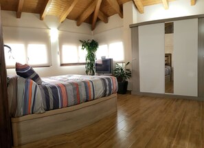 4 bedrooms, iron/ironing board, free WiFi, bed sheets - newly built house luxury finishes 3 floors 145 meters and pool (Santa Cristina d'Aro)