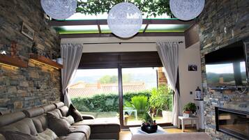 Smart TV, fireplace, DVD player, table tennis