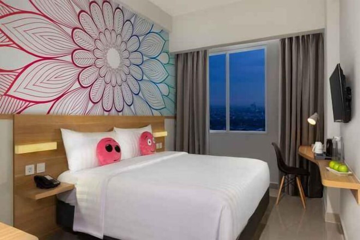 In-room safe, desk, laptop workspace, soundproofing
