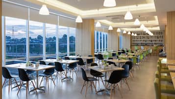 Se sirven desayunos, almuerzos y cenas; cocina local e internacional