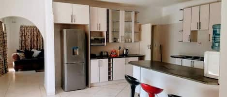 Réfrigérateur, micro-ondes, plaque de cuisson, cafetiÚre/bouilloire