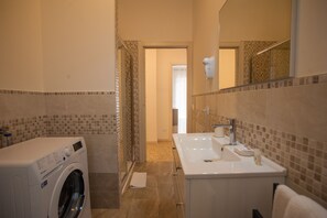Appartement Ville | Salle de bain | Douche, douche à « effet pluie », sèche-cheveux, bidet