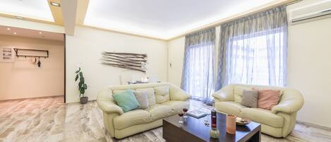 Leilighet – superior | Oppholdsområde | Flatskjerm-TV